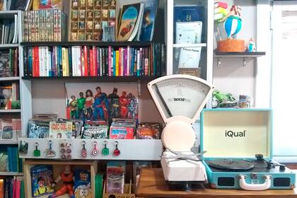 Javier Fernández y Pía Henseler abrieron una librería con café y centro cultural, todo un hito para Mar del Sud, un pueblo con menos de mil habitantes