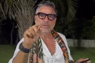 Javier Ferrer se muestra como un millonario excéntrico en sus videos y dirige sus consejos a las personas "normales"