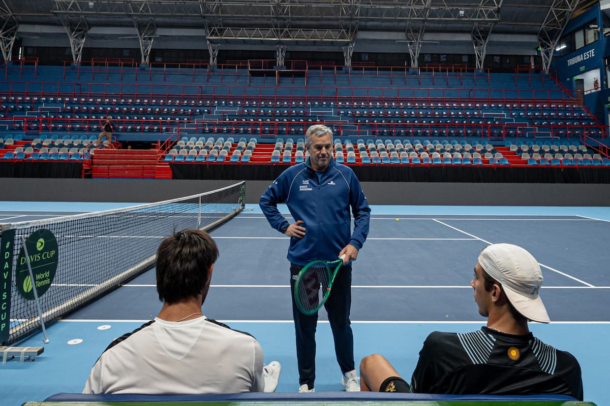 Javier Frana, en Neuquén, durante un ensayo del equipo argentino, junto con Thiago Tirante y el sparring Juan Manuel La Serna