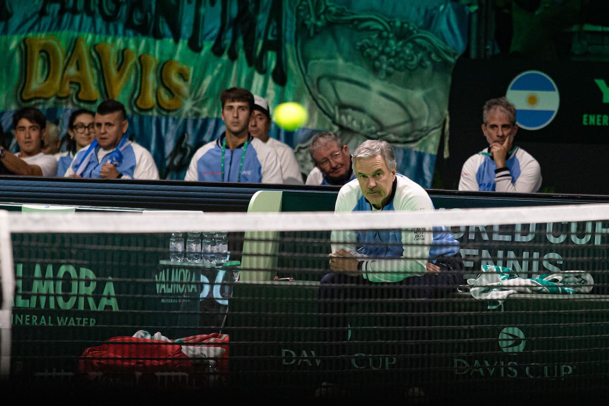 Javier Frana, tenso y pensativo en el banco, durante el último punto que definió la serie ante Alemania: el capitán reconoció la frustración, pero destacó el buen clima grupal