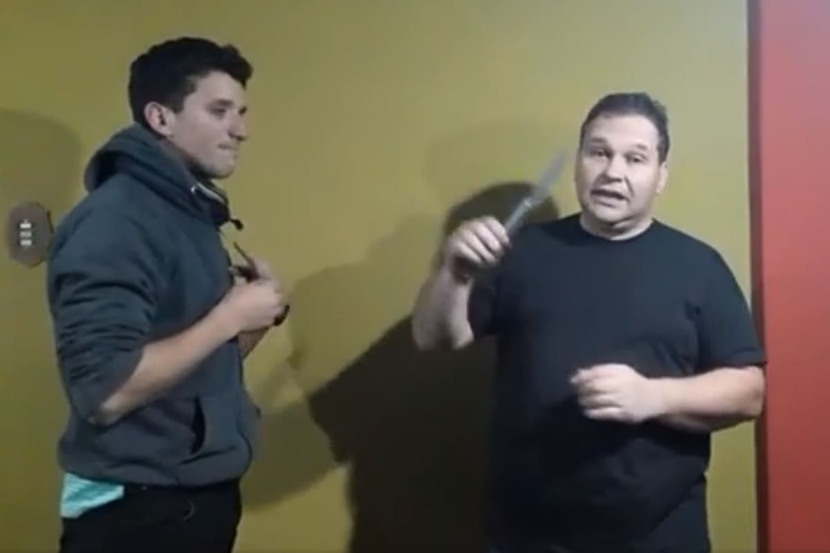 Javier Furlong y Gaspar Zárate en sus videos en los que simulan disparatadas clases de defensa personal