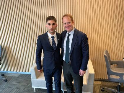 Javier García Cañete, director de programas de la fundación española Botín (derecha), con el becario Tomás Gandini, durante la visita a LA NACION