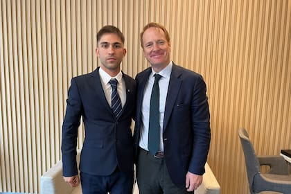 Javier García Cañete, director de programas de la fundación española Botín (derecha), con el becario Tomás Gandini