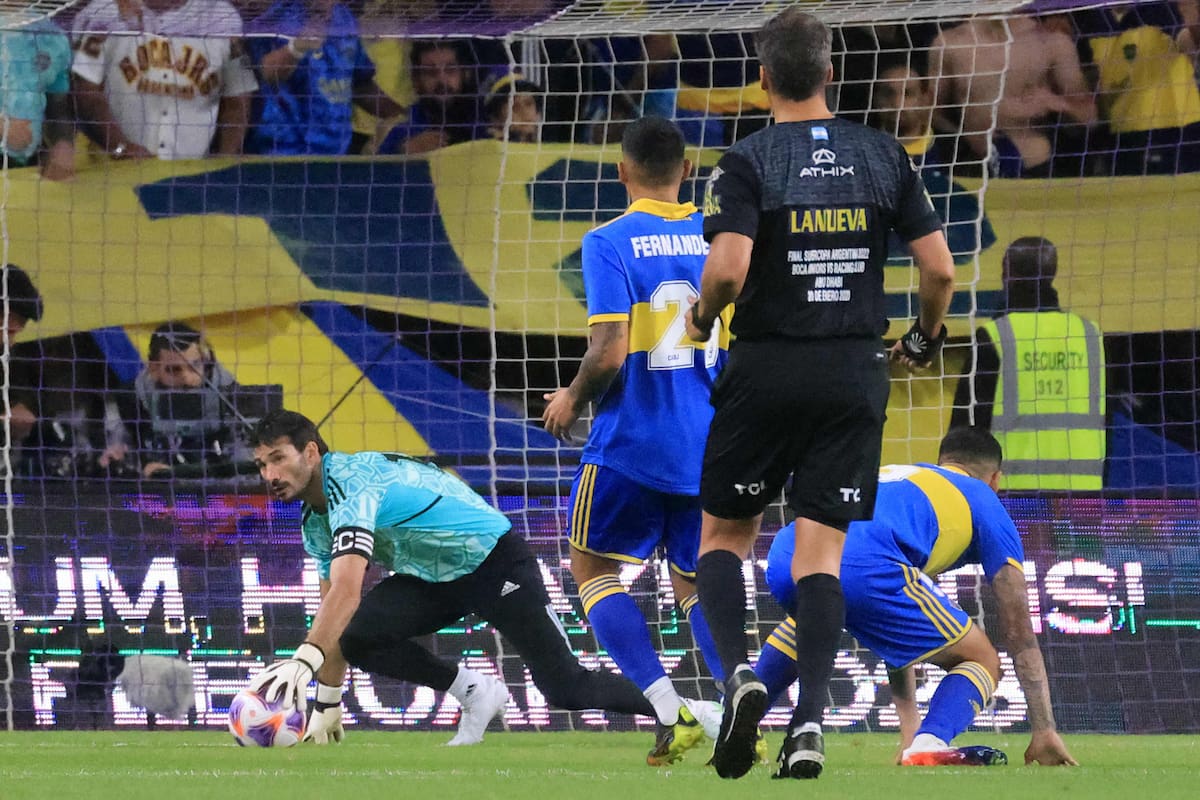 Javier García fue el mejor valor de Boca, pero no pudo atrapar el penal