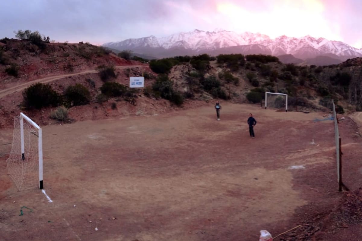 Javier Guardiola, un escribano de 59 años quien solamente comparte apellido con el reconocido entrenador español Pep Guardiola, construyó una cancha de fútbol en medio de la montaña mendocina para homenajear al Lionel Messi