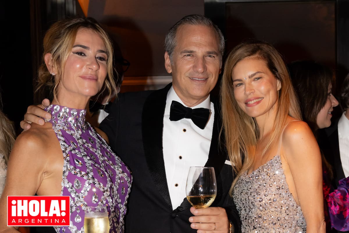 Javier Iturrioz brinda después de soplar las velitas con sus íntimas, Puli Demaría y Julieta Kemble. Las diosas respetaron el dress code que sugería vestidos para brillar. La dj Puli tomó el comando de la música pasada la medianoche e hizo bailar a todos en la pista que se improvisó en el bar Isabel, al ritmo de hits clásicos de los 80.