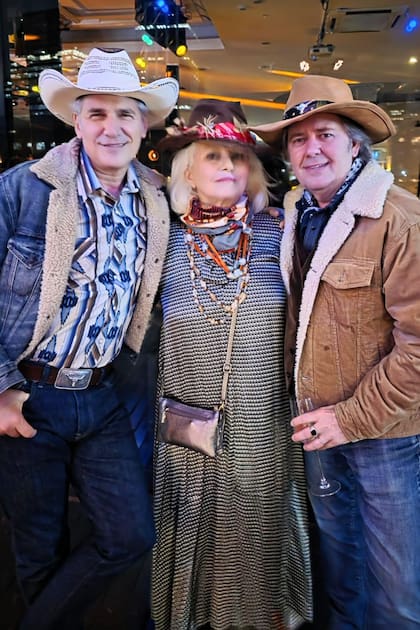 Javier Iturrioz,
Gloria César y
Leopoldo Montes