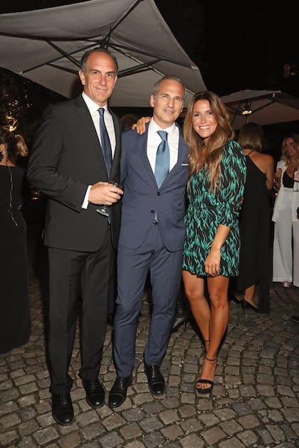 Javier Iturrioz junto a Santiago Born y la productora de moda Vicky Miranda.