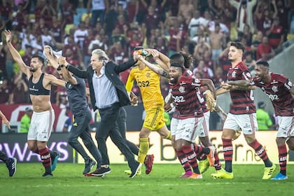 Javier Jesus (en el centro) comparte el festejo de la clasificación con los jugadores