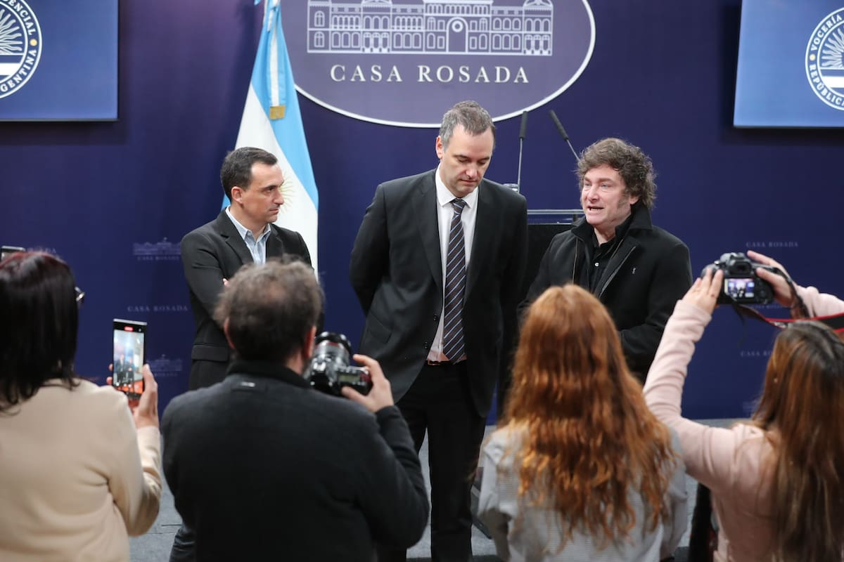 Javier Lanari, Manuel Adorni y Javier Milei con los periodistas acreditados en Casa Rosada