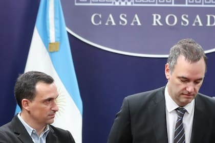 Javier Lanari y Manuel Adorni fueron la dupla que llevó la comunicación del Gobierno, pero que se desintegró con la crisis del jefe de Gabinete