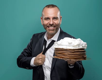 Javier López: “Yo quería comer una torta de chocolate y sentir lo mismo que sentía de chico: felicidad. Los postres que se preparaban en mi casa fueron formativos y no estaba dispuesto a abandonar esos placeres por una cuestión médica. No encontraba nada libre de gluten que me gustara o que se pareciera a lo que consumía, entonces me dije: vamos a inventarlo”