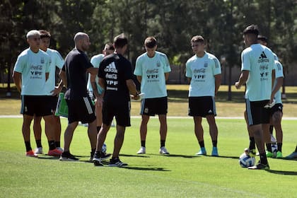 Javier Mascherano con varios de sus dirigidos en el seleccionado sub 20, que se prepara en Ezeiza para el Sudamericano de Colombia.