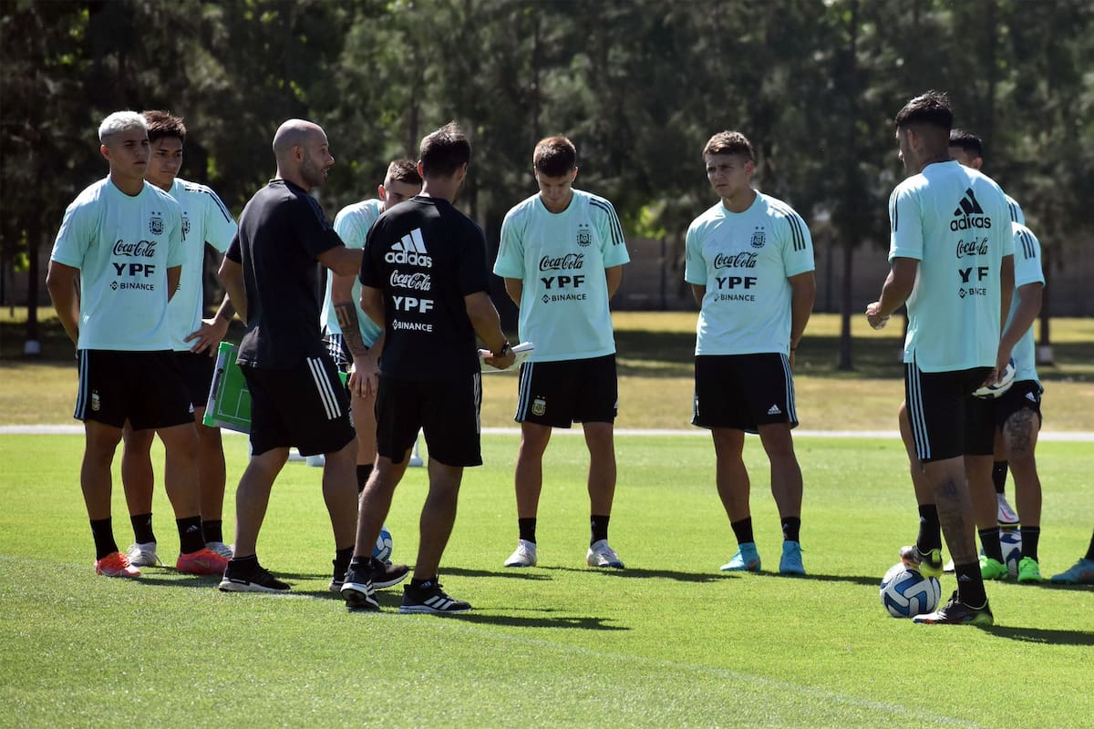 Javier Mascherano con varios de sus dirigidos en el seleccionado sub 20, que se prepara en Ezeiza para el Sudamericano de Colombia.