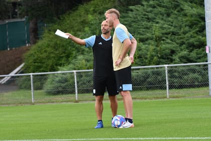 Javier Mascherano, DT de la selección argentina de fútbol, con indicaciones para Gondou