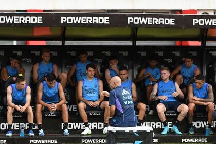 Javier Mascherano, DT de la selección Sub 23, les habla a sus dirigidos en la previa del torneo Preolímpico