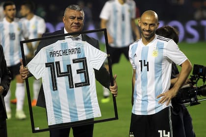 Javier Mascherano, el hombre récord del seleccionado, recibe el homenaje de manos de Chiqui Tapia