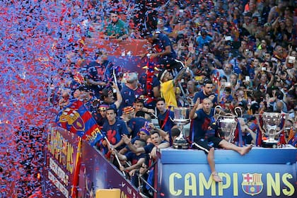 Javier Mascherano festeja junto al resto del plantel la obtención de la Champions League y otros títulos
