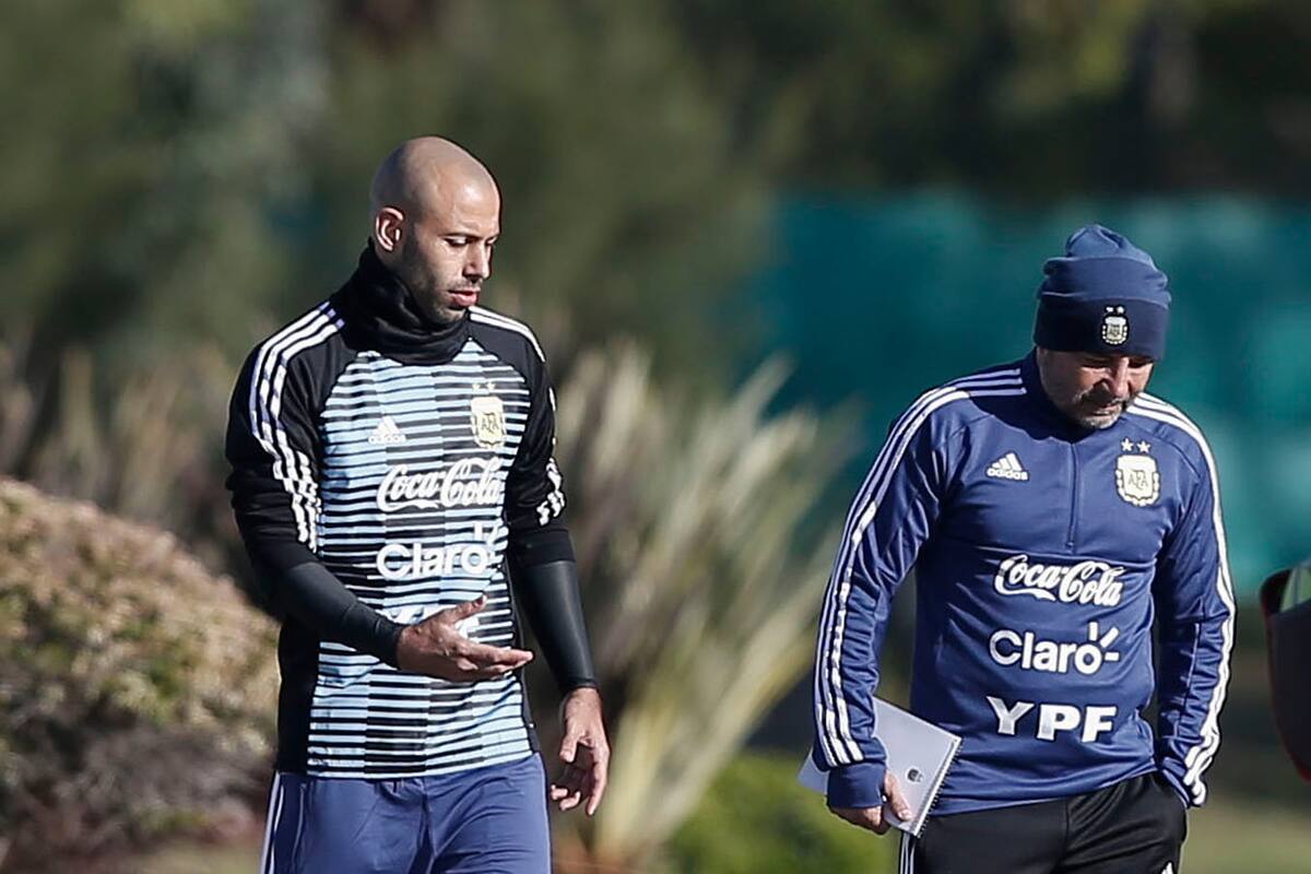 Javier Mascherano, en el entrenamiento de hoy con el DT Sampaoli
