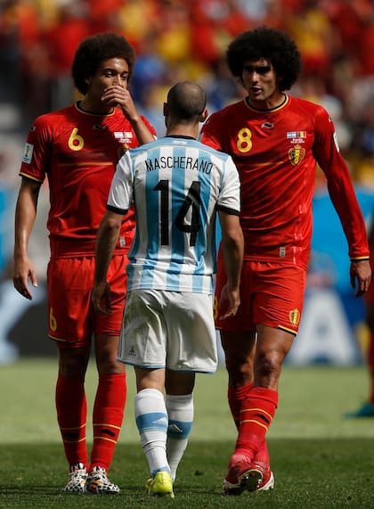 Javier Mascherano frente a los belgas Axel Witsel y Marouane Fellaini (der) durante el partido de cuartos de final de la Copa del Mundo Brasil 2014 que disputaron Argentina y Bélgica.
