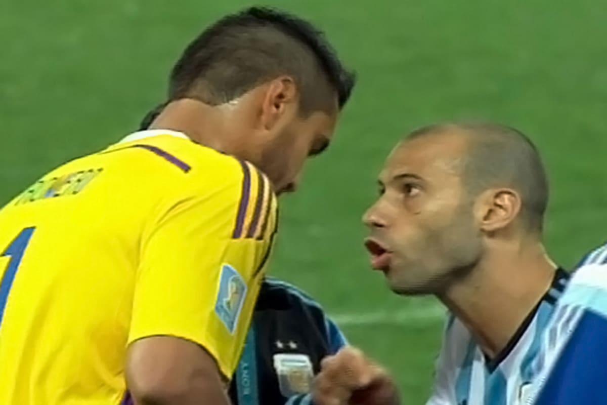 Javier Mascherano habla con Sergio Romero antes de la definición por penales.