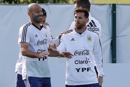 Javier Mascherano, junto a Leo Messi, en el entrenamiento de hoy