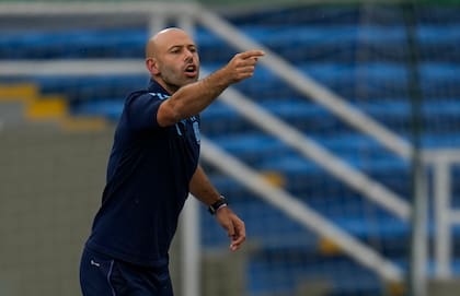 Javier Mascherano le da indicaciones a sus dirigidos en uno de los partidos del Sudamericano
