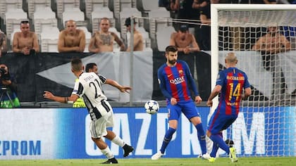 Javier Mascherano llega tarde al cruce y Paulo Dybala anota el segundo tanto de Juventus