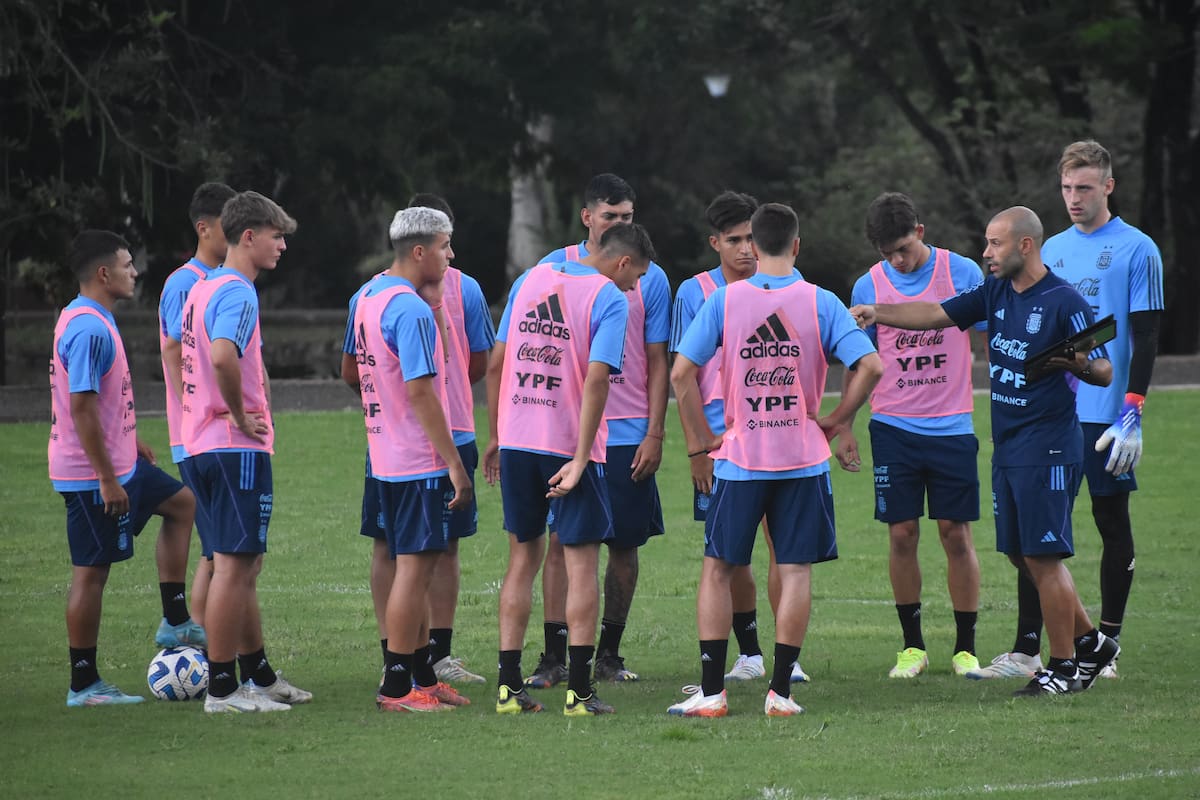 Javier Mascherano ordena, pero las indicaciones no se reflejan en el campo de juego; para mantener las posibilidades de clasificación en el Sudamericano Sub 20, la Argentina debe sacar ante Perú un mejor resultado que el que consiga Colombia frente a Brasil.