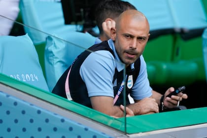 Javier Mascherano sigue el partido de la Argentina ante Irak disputado en Lyon