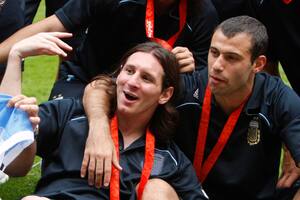 Javier Mascherano y Lionel Messi festejando con las medallas en las Olimpíadas de Beijing en 2008