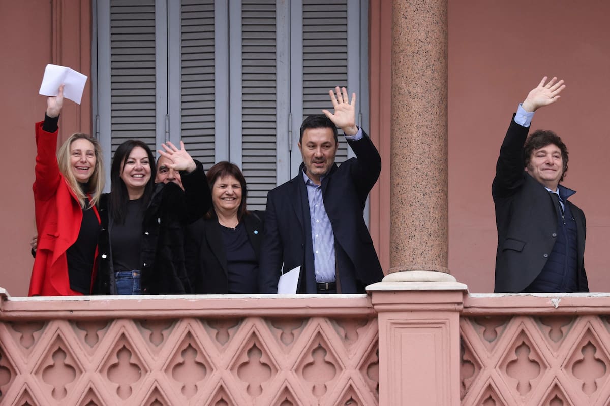 Javier Mile saluda desde el balcón de la Casa Rosada junto a Karina Milei, Sandra Pettovell, Guillermo Francos, Patricia Bullrich y Luis Petri