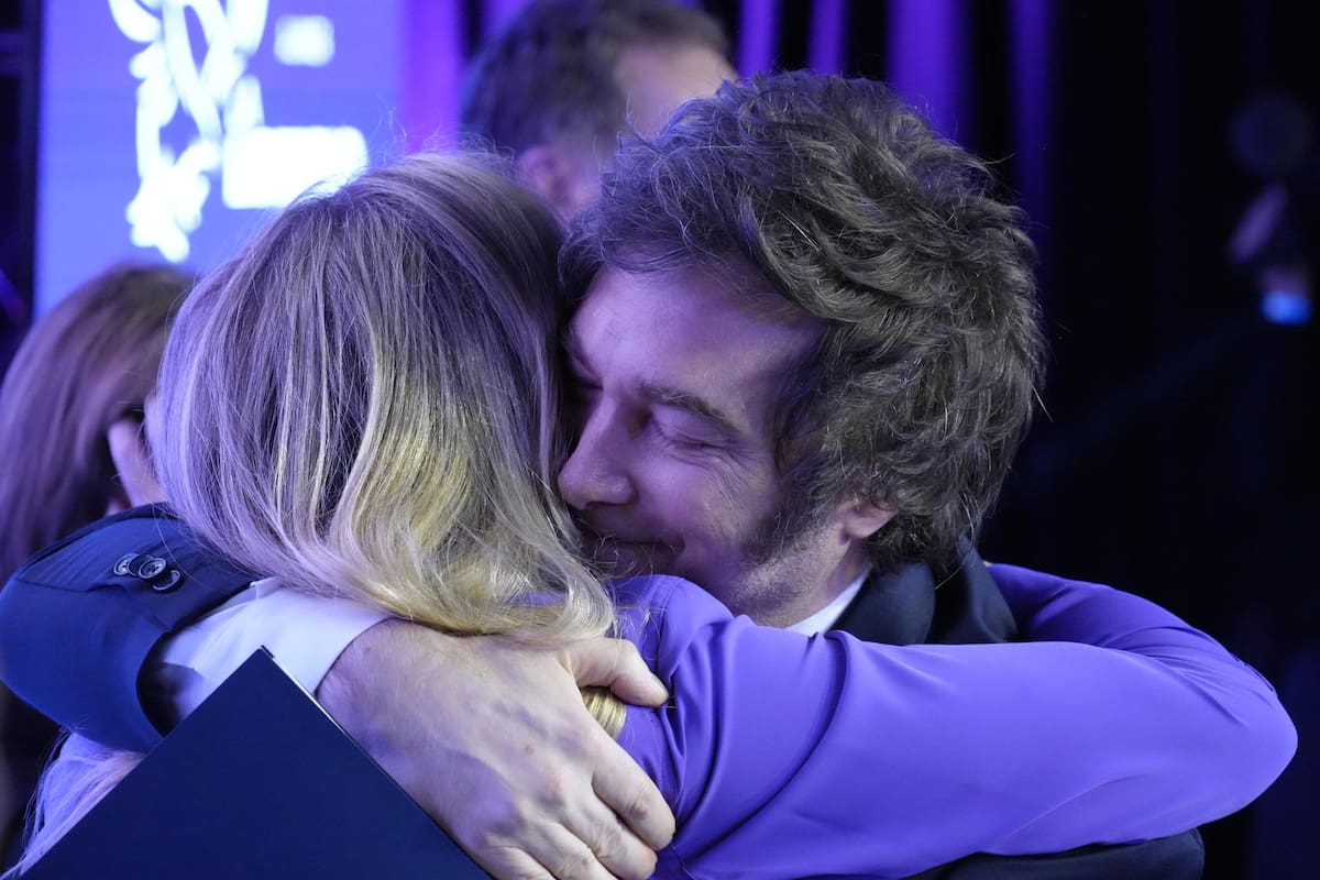Javier Milei abraza a su hermana, en una imagen que publicó en sus redes esta semana, al cumplirse dos años de su triunfo presidencial