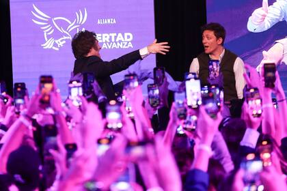 Javier Milei abrazó a Santiago Caputo durante los festejos en el búnker oficialista en el Hotel Libertador