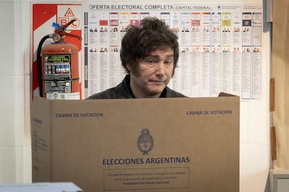 Javier Milei, al emitir su voto durante las elecciones legislativas de 2025