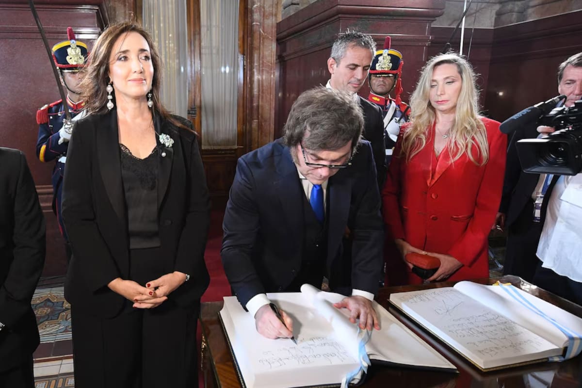 Javier Milei, al firmar el libro de honor en el Congreso, el 1° de marzo