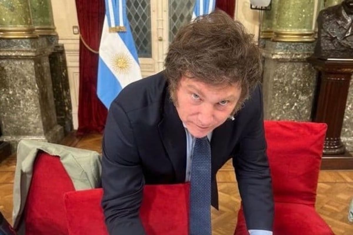 Javier Milei al firmar el proyecto de ley ómnibus que envió al Congreso el miércoles 27 de diciembre
