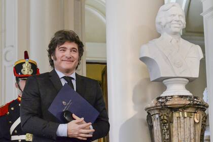 Javier Milei, al inaugurar el busto del expresidente Carlos Menem en la Casa Rosada