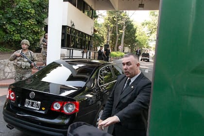 Javier Milei al llegar a la quinta de Olivos, en su primera visita, cuando se reunió con Alberto Fernández