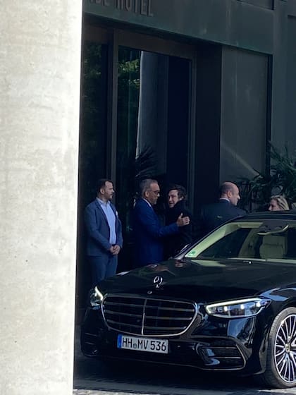 Javier Milei al llegar a su hotel en Hamburgo