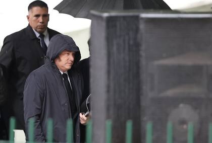 Javier Milei al llegar, bajo la lluvia y con capucha, al acto por la Embajada de Israel