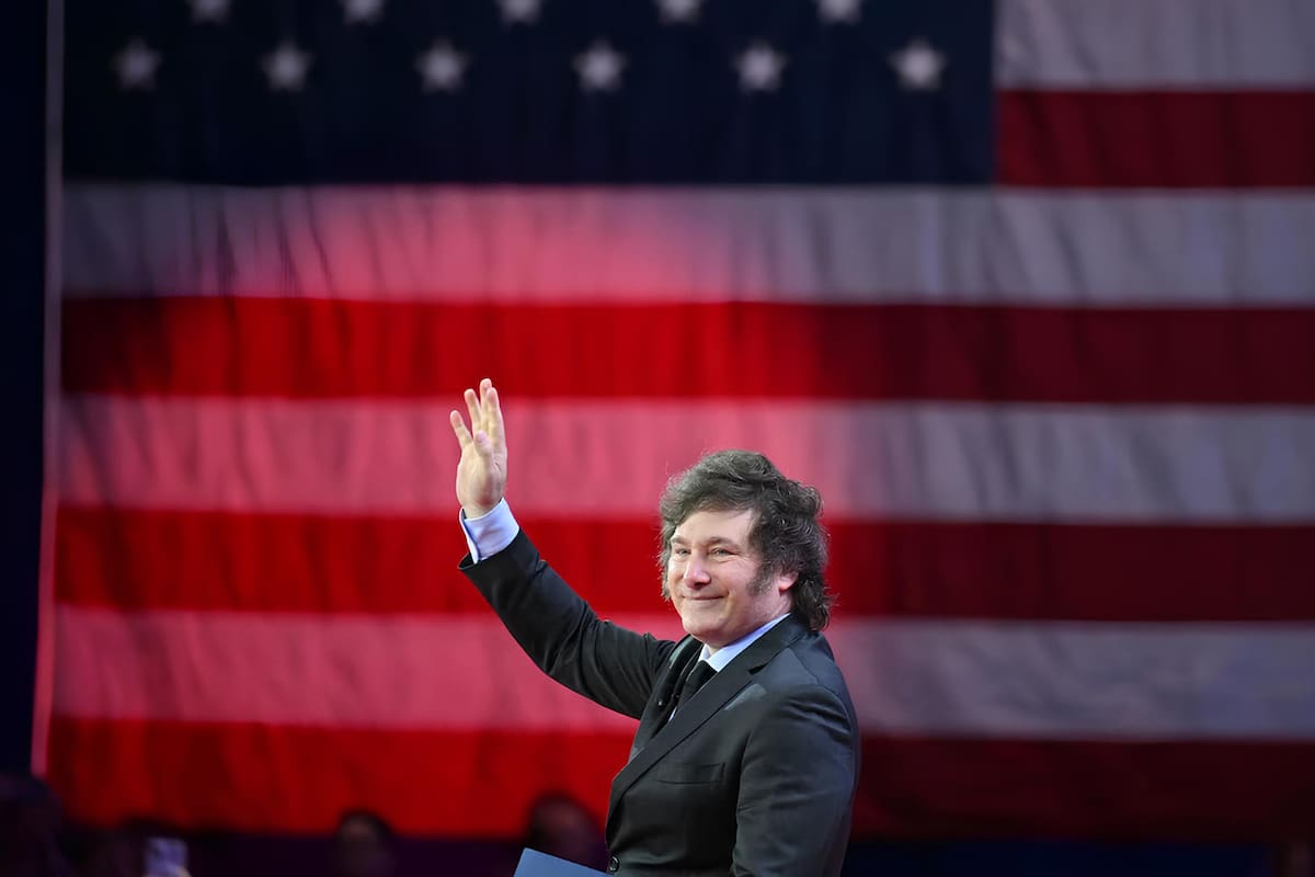 Javier Milei, al participar en la CPAC en EE.UU., donde se dio un efusivo abrazo con Trump entre bastidores