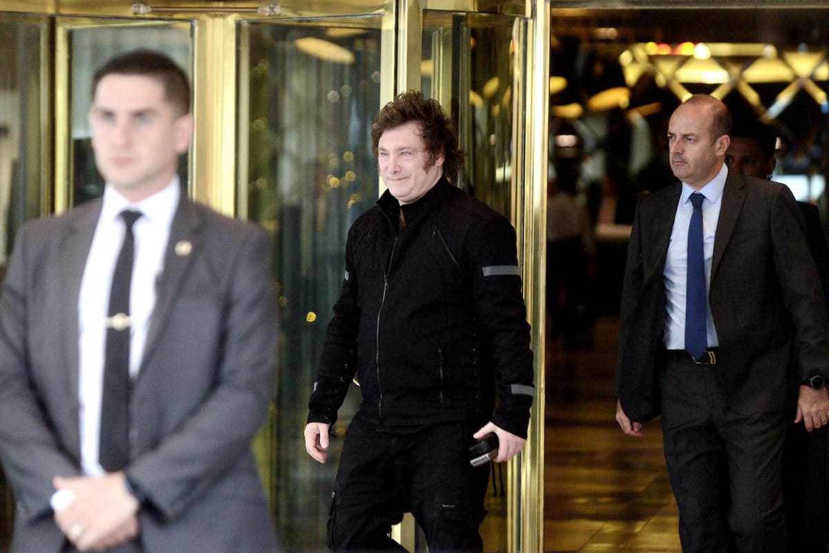 Javier Milei al salir este viernes por la tarde del Hotel Libertador