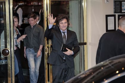 Javier Milei, anoche, al salir del Hotel Libertador, su búnker político