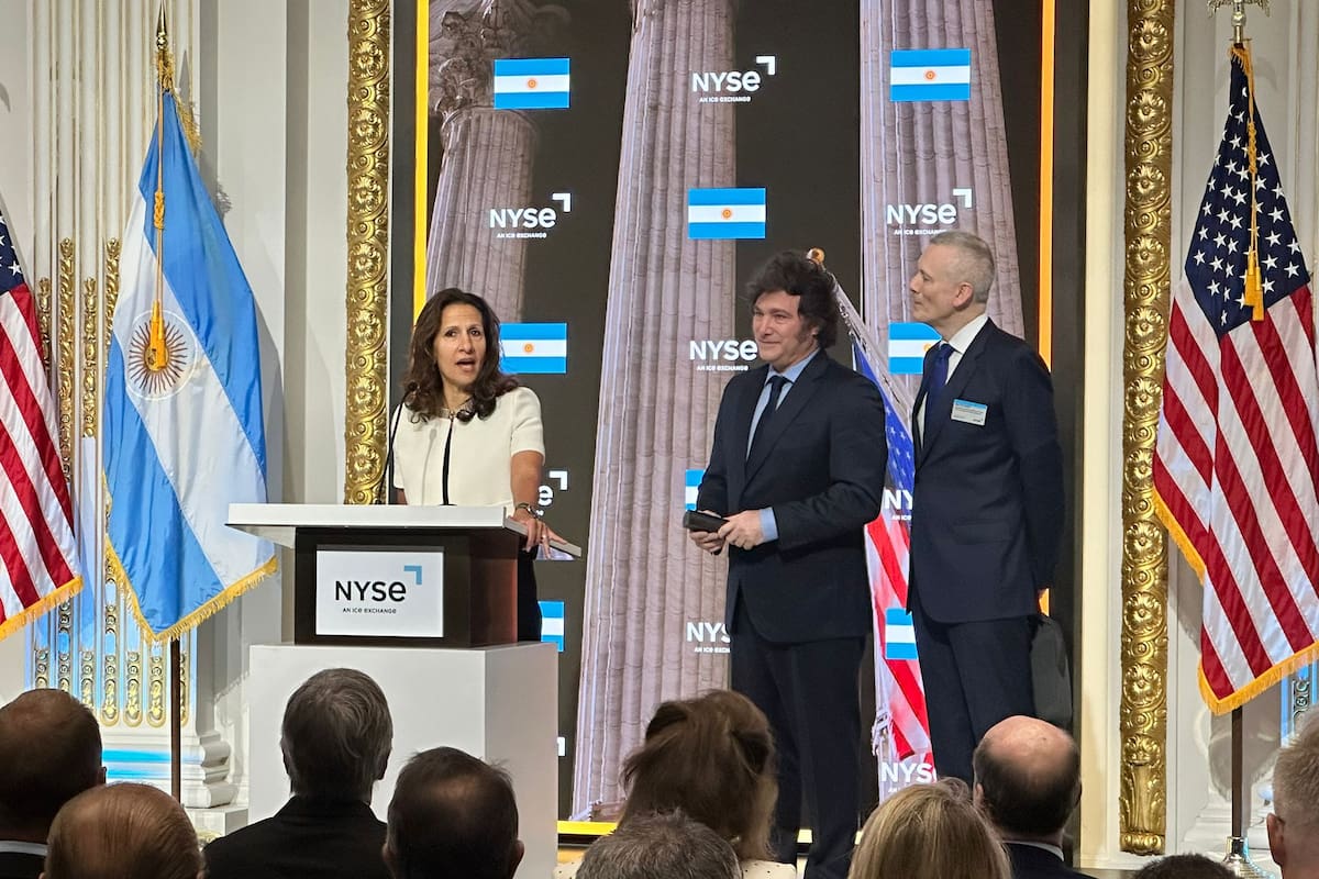 Javier Milei, ante inversones, antes de ir a Wall Street; lo presenta Lynn Martin, titular del Ney York Stock Exchange