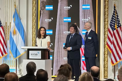Javier Milei, ante inversones, antes de ir a Wall Street; lo presenta Lynn Martin, titular del Ney York Stock Exchange