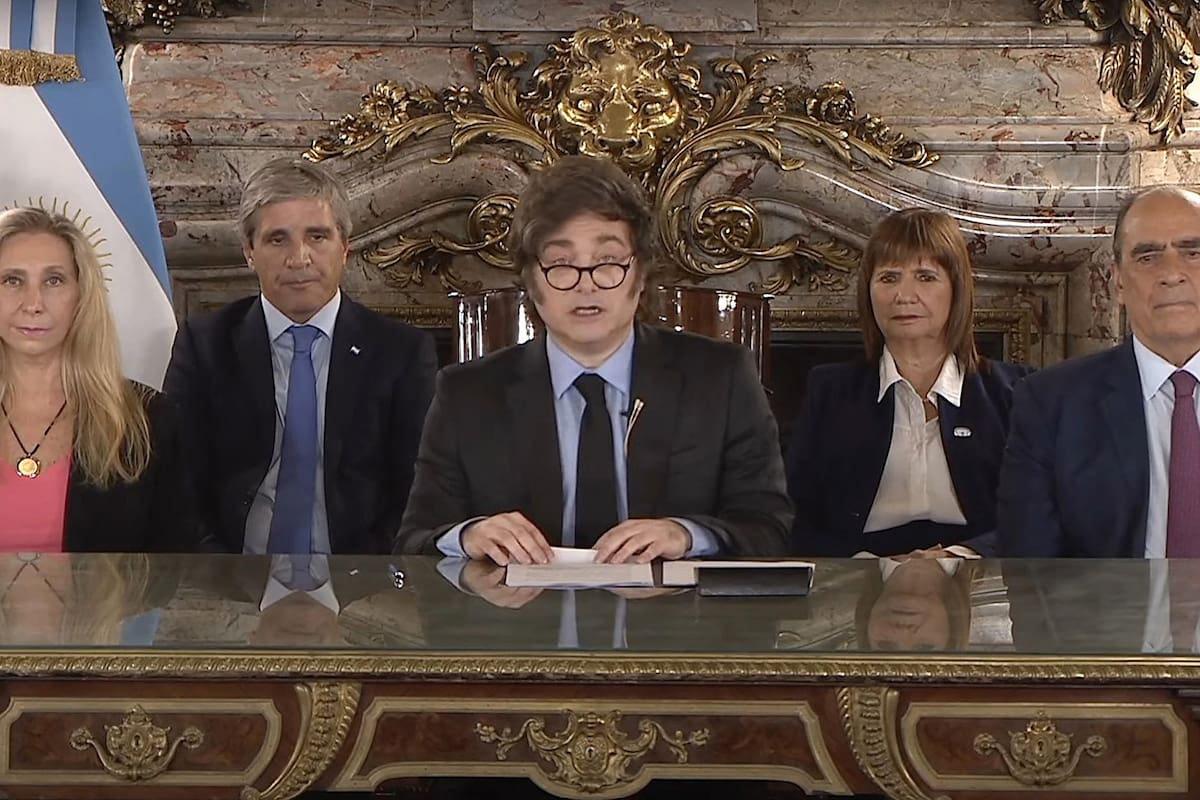 Javier Milei anuncia el nuevo acuerdo con el FMI rodeado por la secretaria general de la Presidencia, Karina Milei; el ministro de Economía, Luis Caputo, y todo su gabinete, en la Casa Rosada, el viernes 11