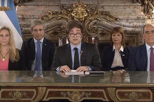 Javier Milei anuncia el nuevo acuerdo con el FMI rodeado por la secretaria general de la Presidencia, Karina Milei, el ministro de Economía, Luis Caputo, la ministra de Seguridad Nacional, Patricia Bullrich y el jefe de Gabinete, Guillermo Francos, en la Casa Rosada de Buenos Aires