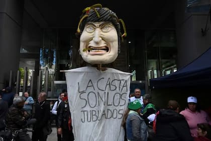 Javier Milei; argentina; BBC; BBC Mundo; Revista Time; Tapa Time; política; Motosierra; Carolina Píparo; Casta política; Jubilados; Colectivo feminista; España; Pedro Sánchez; Elon Musk;