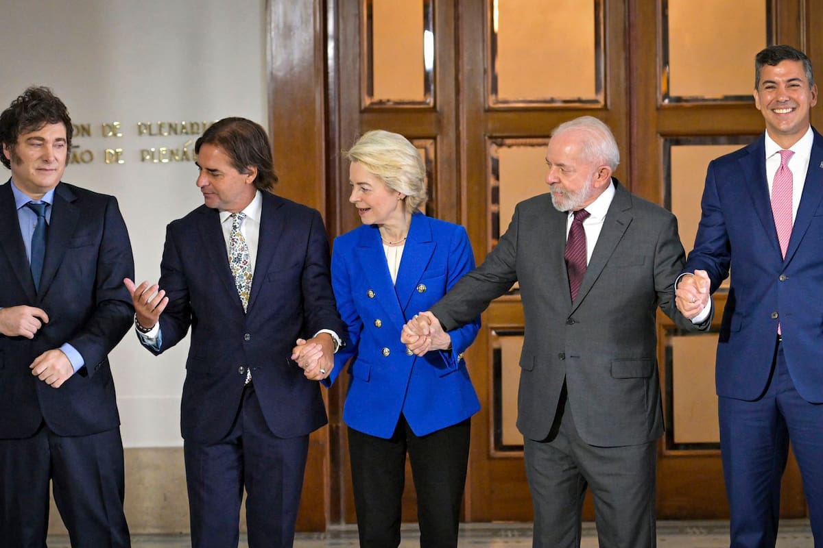 Javier Milei (Argentina), Lacalle Pou (Uruguay), la presidenta de la Comisión Europea, Ursula von der Leyen, Luiz Inácio Lula da Silva (Brasil), y Santiago Peña (Paraguay) posan para la foto familiar del Mercosur en Montevideo, en diciembre pasado